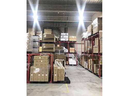 物流センターでは家電や日用品など１万７０００ＳＫＵをそろえる